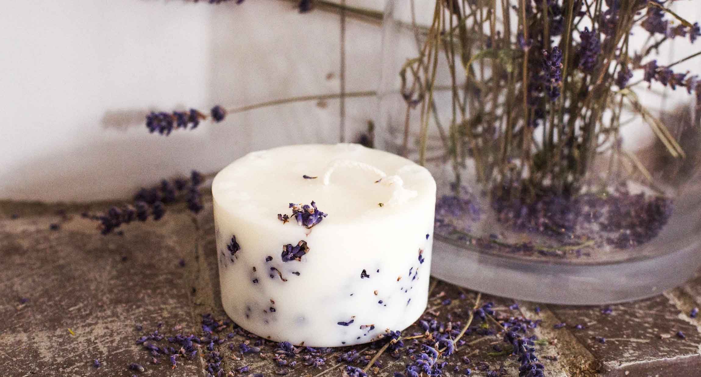 <br />
HANDMADE LAVENDER<br />
CANDLE 